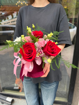 Aranjament Floral in Cutie de Catifea Velvet Romance – Trandafiri Rosii si Orhidee Cymbidium