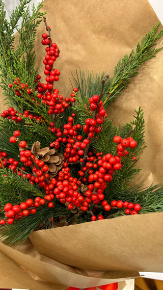 Buchet Natural de Sarbatori cu 3 Fire Ilex Rosu si Conifere – Ambalaj Kraft Festiv