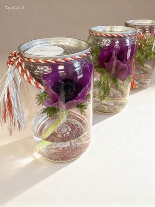 Mini aranjamente cu anemone violete in pahare de sticla cu martisor - set 1 Martie