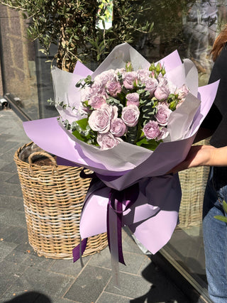 Buchet 7 Minirose mov lila – ambalat elegant, cu eucalipt