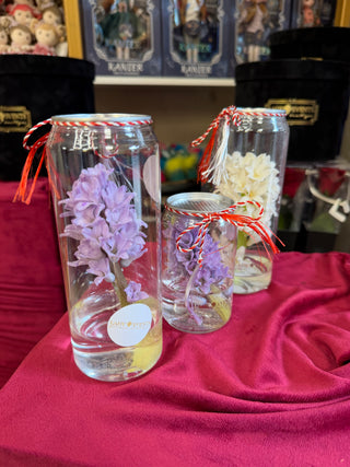 Zambile mov si albe in pahare de sticla cu martisor - aranjamente florale 1 Martie Lady Events