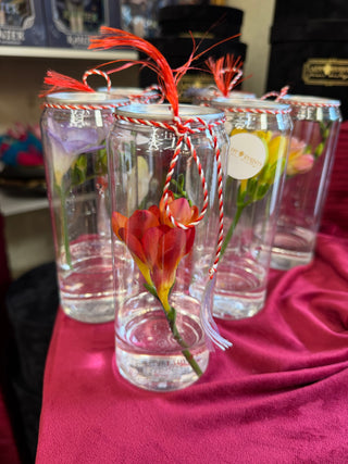 Aranjamente florale in pahare de sticla cu martisor rosu - decor de primavara Lady Events