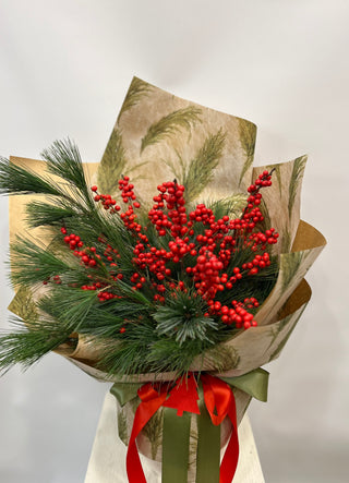 Buchet Natural de Sarbatori cu Ilex Rosu si Pin – 5 Fire, Ambalaj Festiv