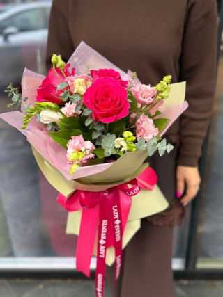 Buchet cu trandafiri fucsia si flori roz pastel - cadou floral Lady Events Iasi