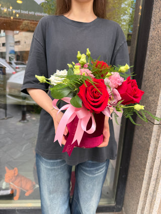 Aranjament Floral in Cutie de Catifea Velvet Romance – Trandafiri Rosii si Orhidee Cymbidium