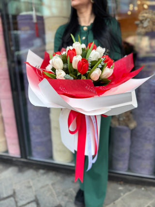 Buchet 25 lalele rosii si albe - vedere laterala, ambalaj rosu-alb elegant