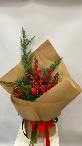 Buchet Natural de Sarbatori cu 3 Fire Ilex Rosu si Conifere – Ambalaj Kraft Festiv