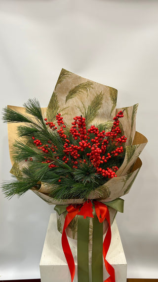 Buchet Natural de Sarbatori cu Ilex Rosu si Pin – 5 Fire, Ambalaj Festiv