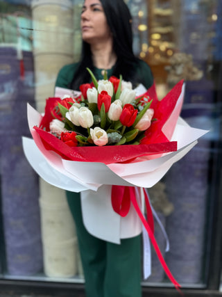 Buchet 25 lalele rosii si albe - aranjament floral elegant pentru cadou