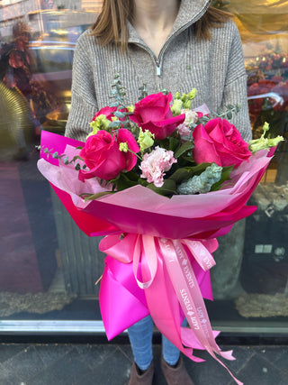 Buchet cu trandafiri fucsia si culoari pastelate - aranjament cu panglica Lady Events