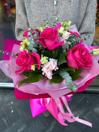 Buchet trandafiri fucsia cu verdeata si flori decorative alb-roz - Lady Events Iasi