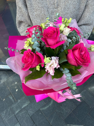 Buchet cu trandafiri fucsia mari si flori complementare - cadou Lady Events Iasi